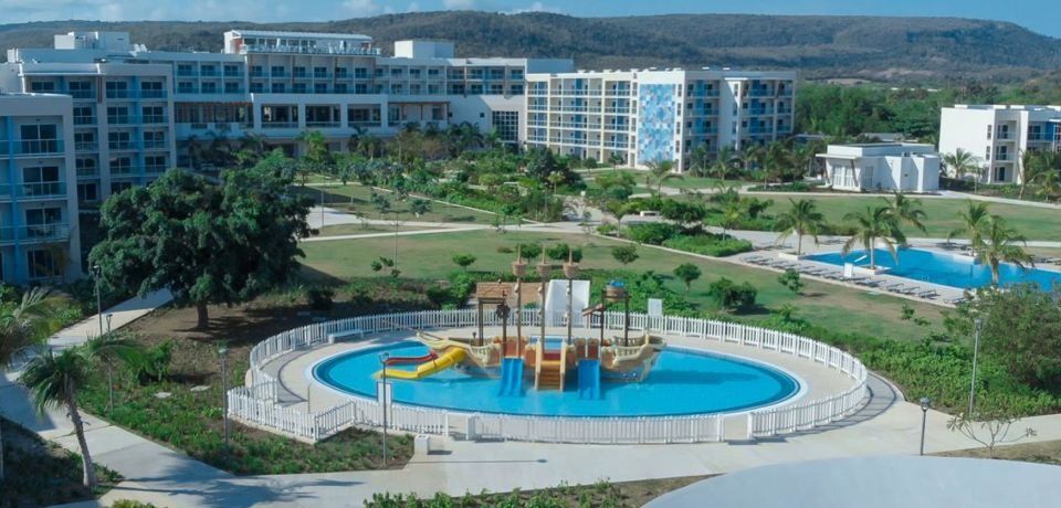 Gran Muthu Almirante Beach